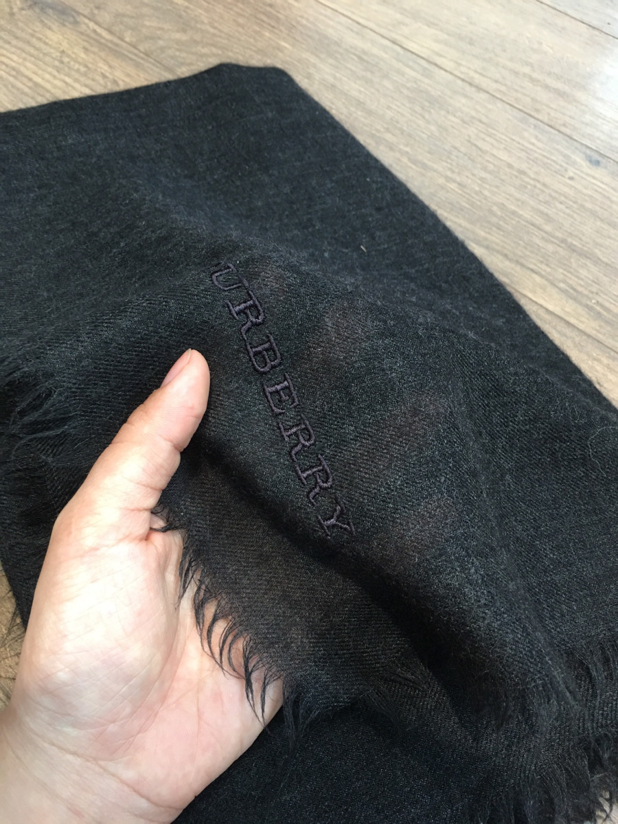 Sẵn khăn  B u r b e r r y Stole Cashmere Black 100% cashmere . kích thước 180*70cm . mỏng nhẹ choàng thích lắm ạ