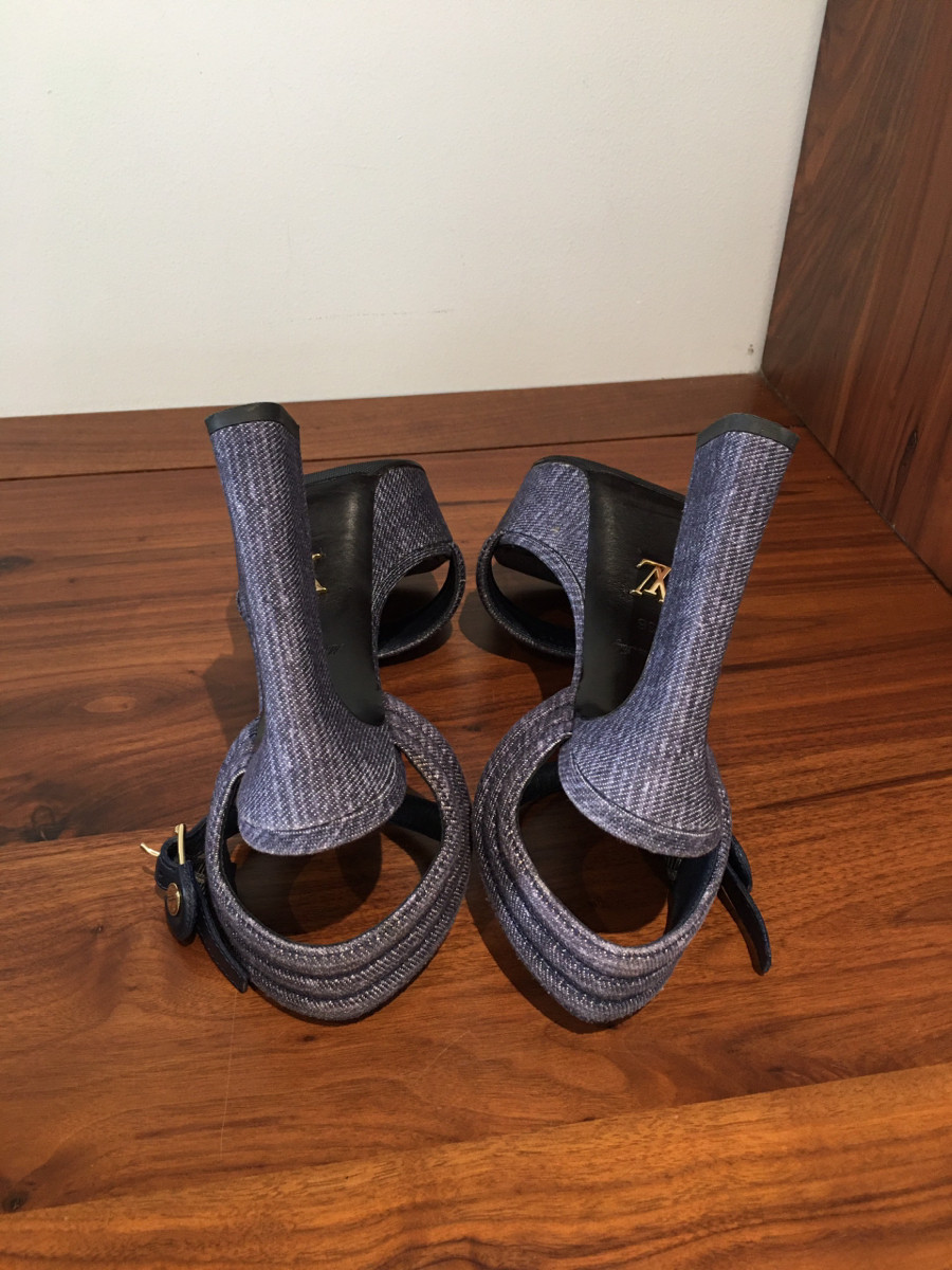 sandal l o u i s v u i t t o n   denim size 36; cao trước 4cm ; sau 12cm . 95% new phía trước có vết hằn ngón chân như hifnhe  chụp nhé.