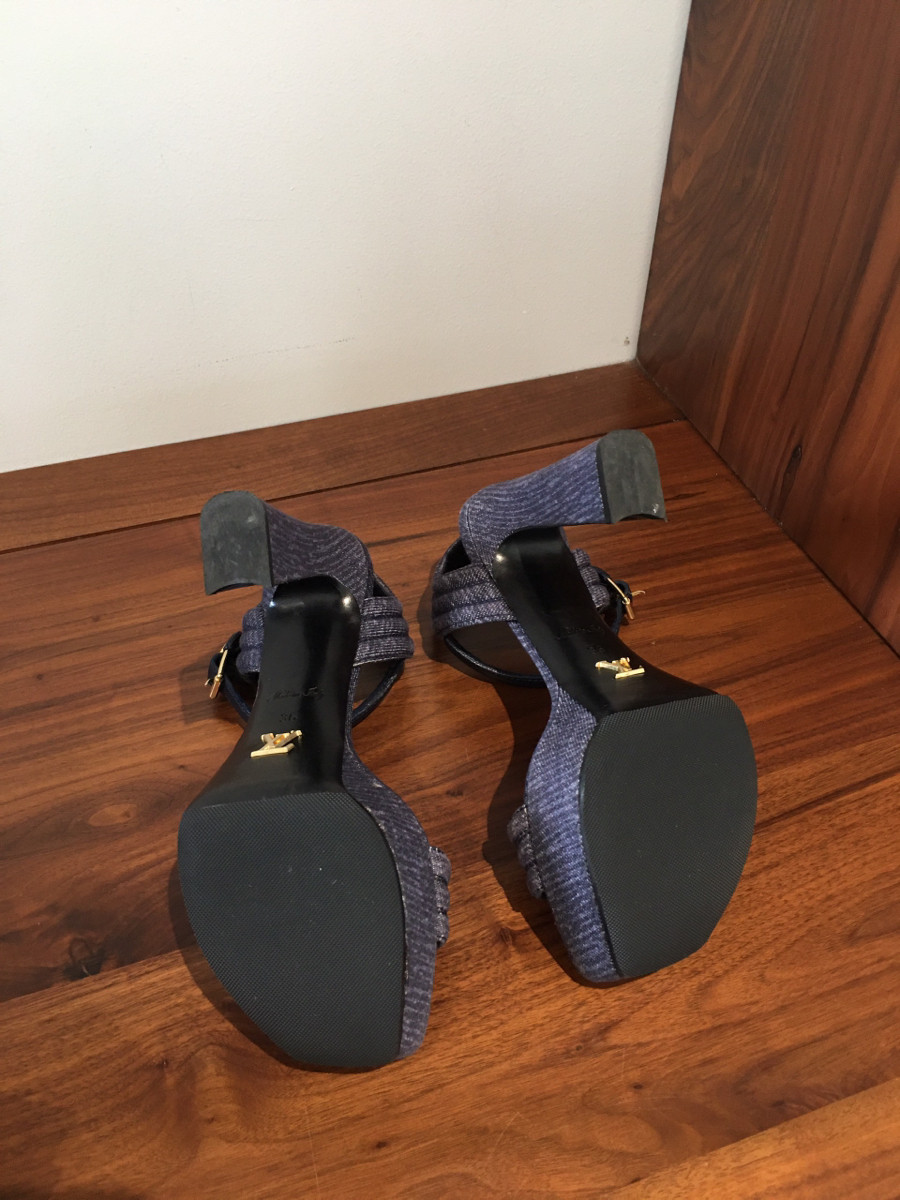 sandal l o u i s v u i t t o n   denim size 36; cao trước 4cm ; sau 12cm . 95% new phía trước có vết hằn ngón chân như hifnhe  chụp nhé.