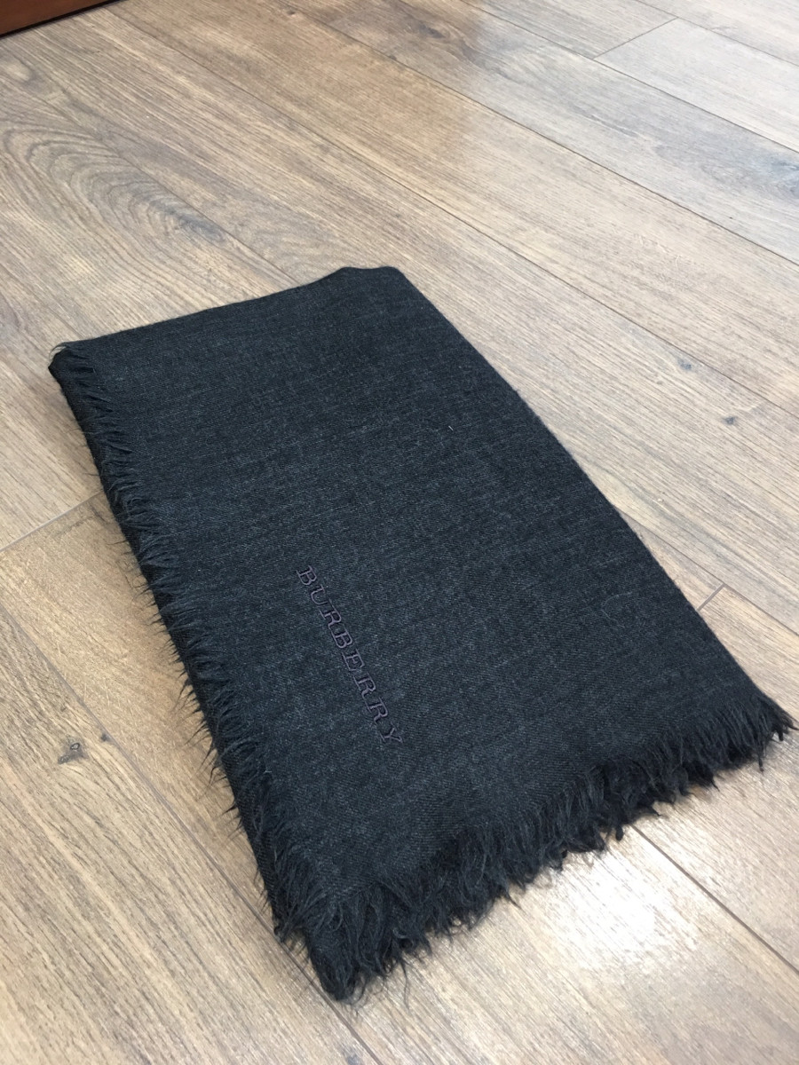 Sẵn khăn  B u r b e r r y Stole Cashmere Black 100% cashmere . kích thước 180*70cm . mỏng nhẹ choàng thích lắm ạ