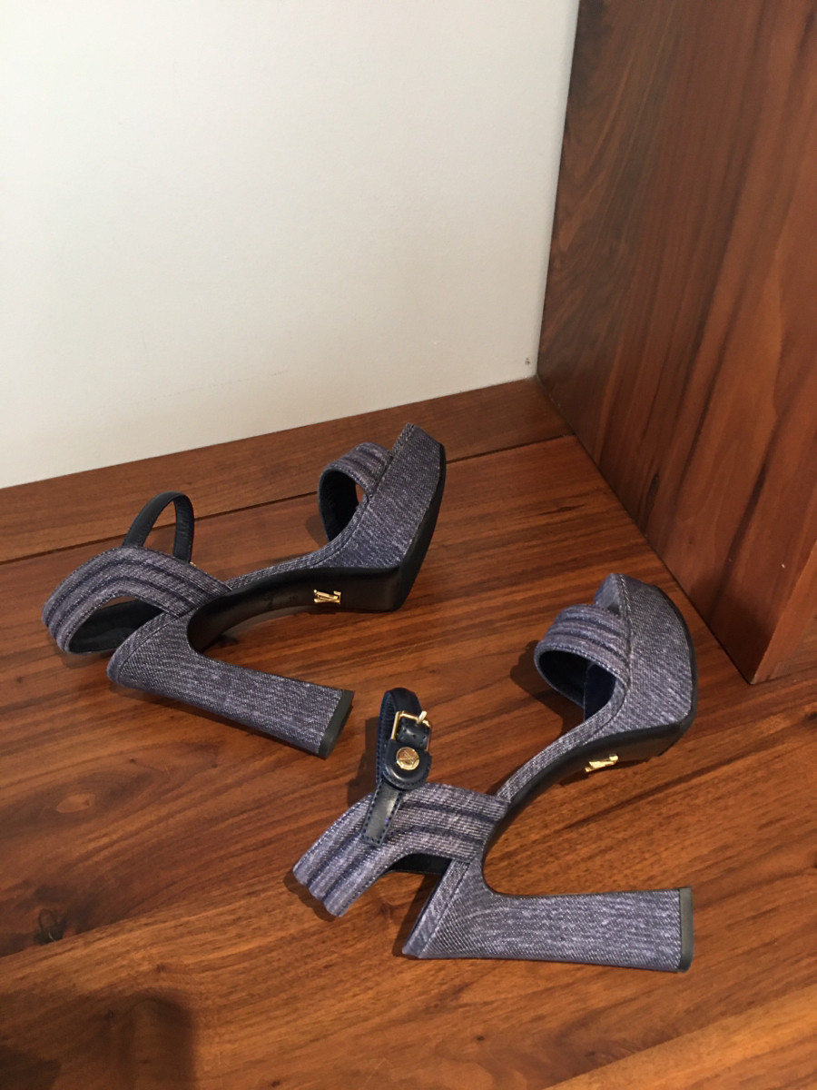 sandal l o u i s v u i t t o n   denim size 36; cao trước 4cm ; sau 12cm . 95% new phía trước có vết hằn ngón chân như hifnhe  chụp nhé.