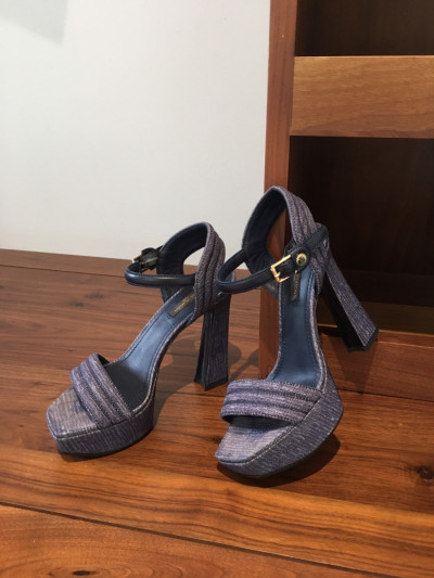 sandal l o u i s v u i t t o n   denim size 36; cao trước 4cm ; sau 12cm . 95% new phía trước có vết hằn ngón chân như hifnhe  chụp nhé.