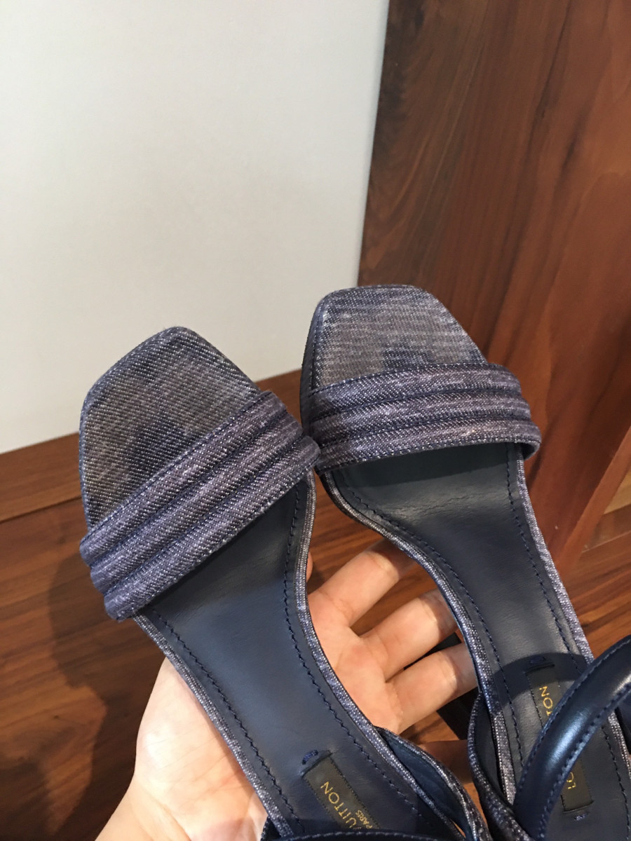 sandal l o u i s v u i t t o n   denim size 36; cao trước 4cm ; sau 12cm . 95% new phía trước có vết hằn ngón chân như hifnhe  chụp nhé.