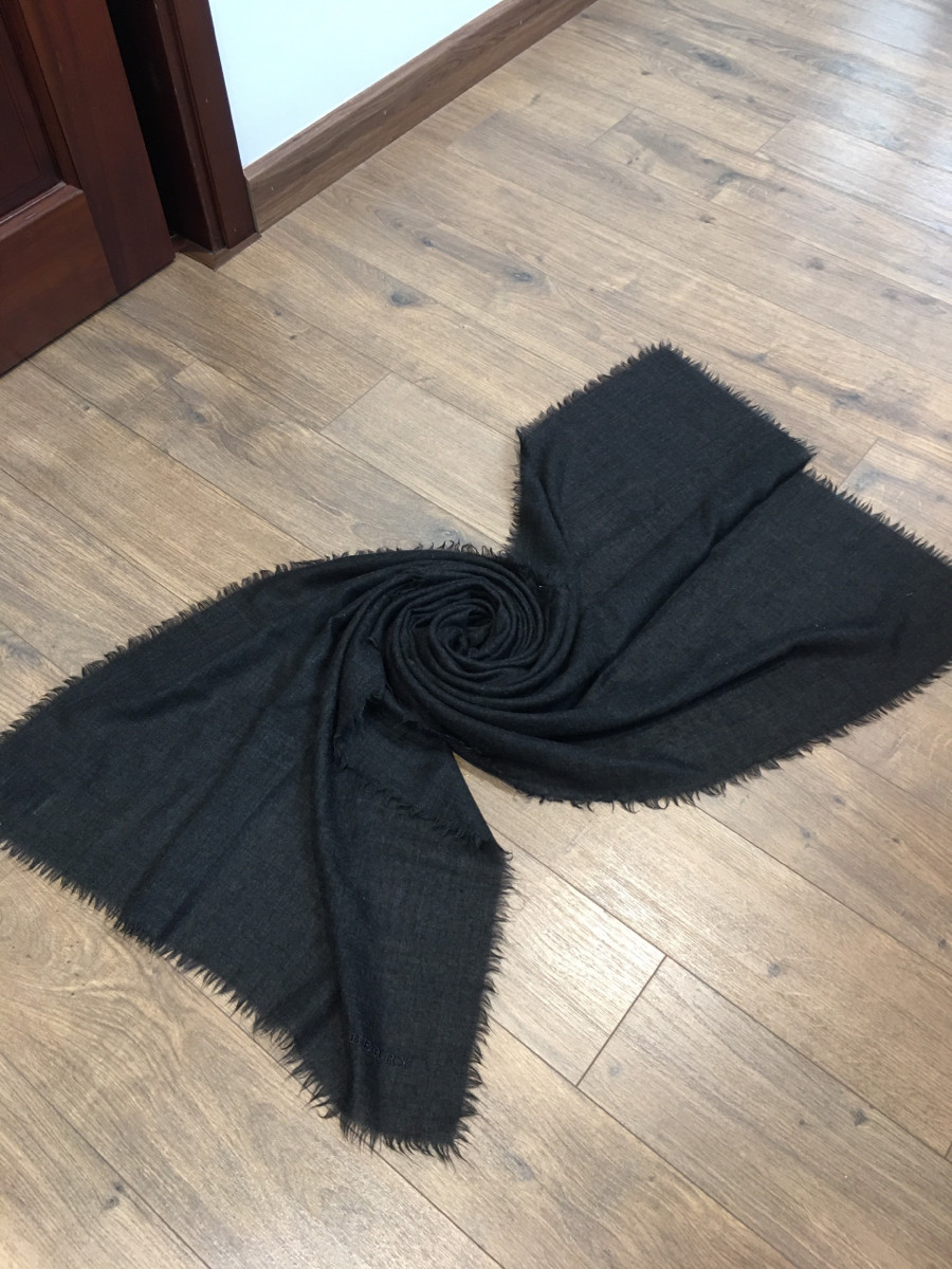 Sẵn khăn  B u r b e r r y Stole Cashmere Black 100% cashmere . kích thước 180*70cm . mỏng nhẹ choàng thích lắm ạ