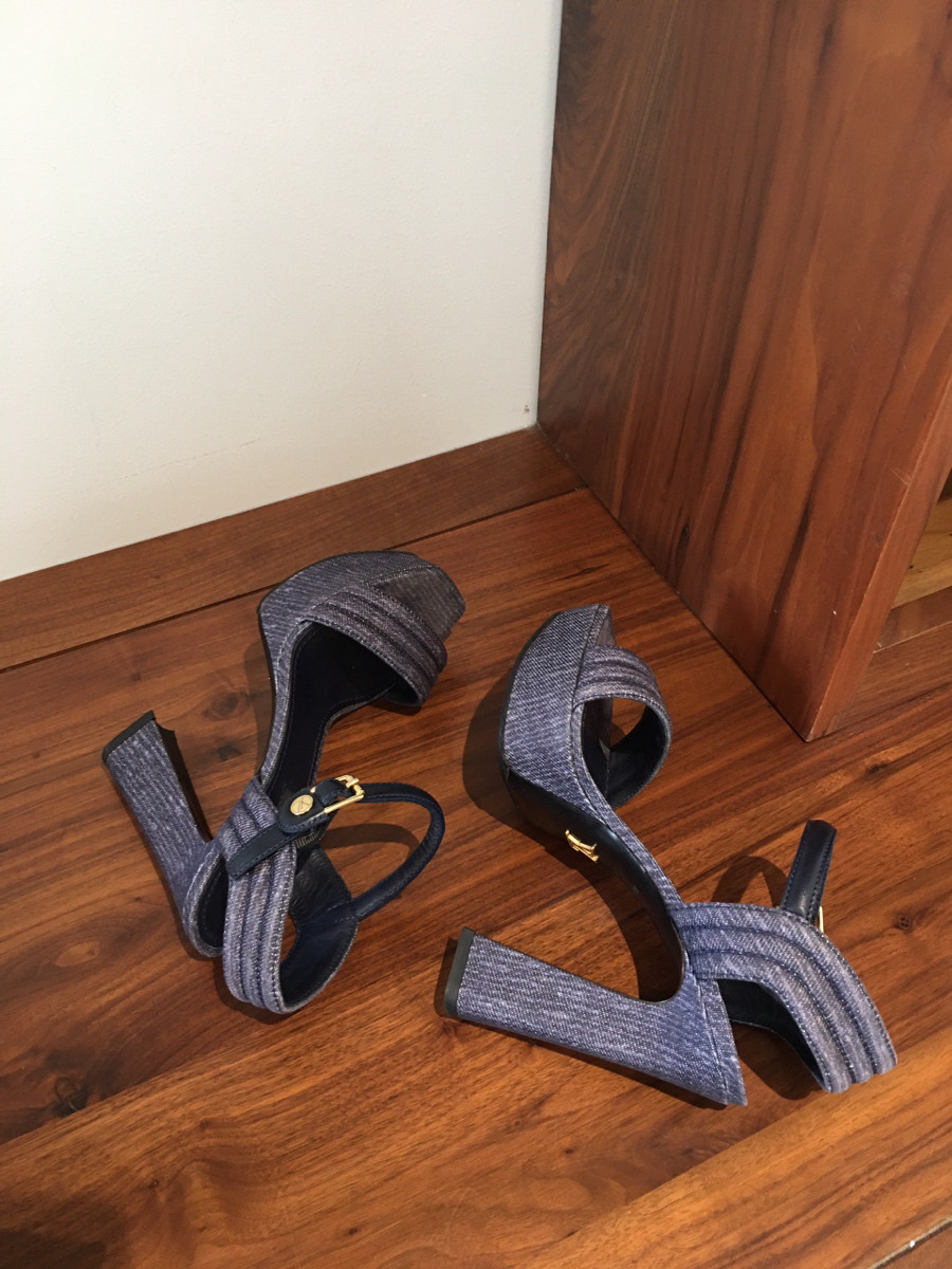 sandal l o u i s v u i t t o n   denim size 36; cao trước 4cm ; sau 12cm . 95% new phía trước có vết hằn ngón chân như hifnhe  chụp nhé.