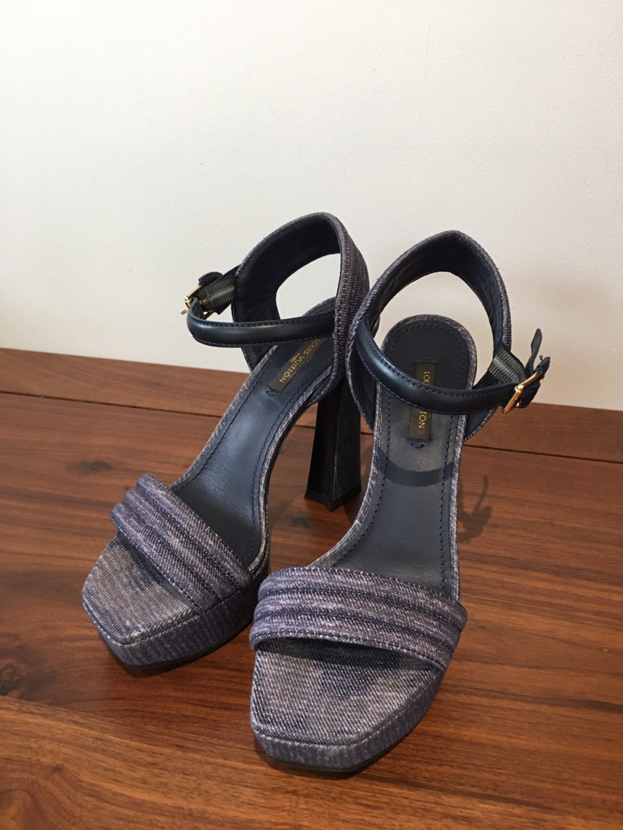 sandal l o u i s v u i t t o n   denim size 36; cao trước 4cm ; sau 12cm . 95% new phía trước có vết hằn ngón chân như hifnhe  chụp nhé.