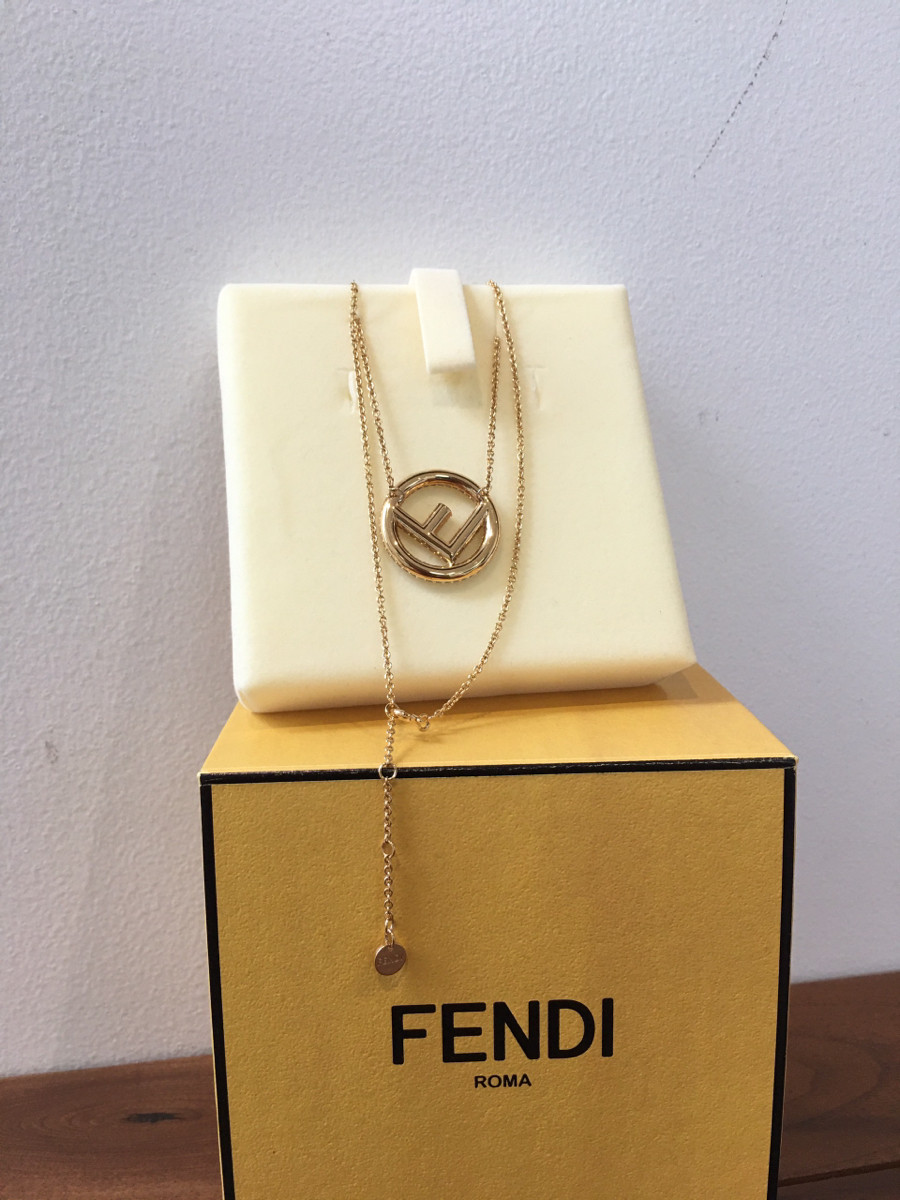 F e n d i F is  F e n d i Necklace  đính đá siêu xinh kèm pk i hình nhé.