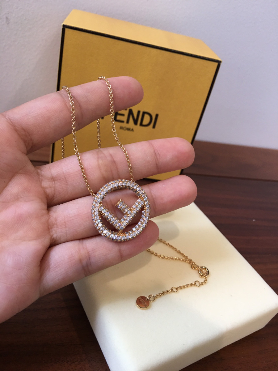 F e n d i F is  F e n d i Necklace  đính đá siêu xinh kèm pk i hình nhé.