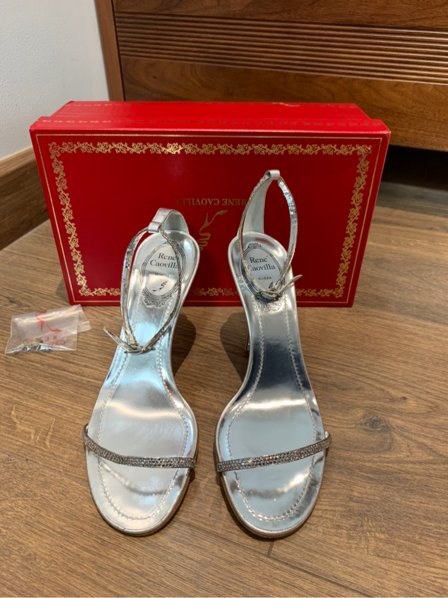 sandal r e n e c a o v i l l a bạc Size 36 cao 9.5cm chưa sử dụng.kèm box như hình ạ  . ( ở phần gót có vết nhỏ ở quai gót như hifnhe  chụp nhé)