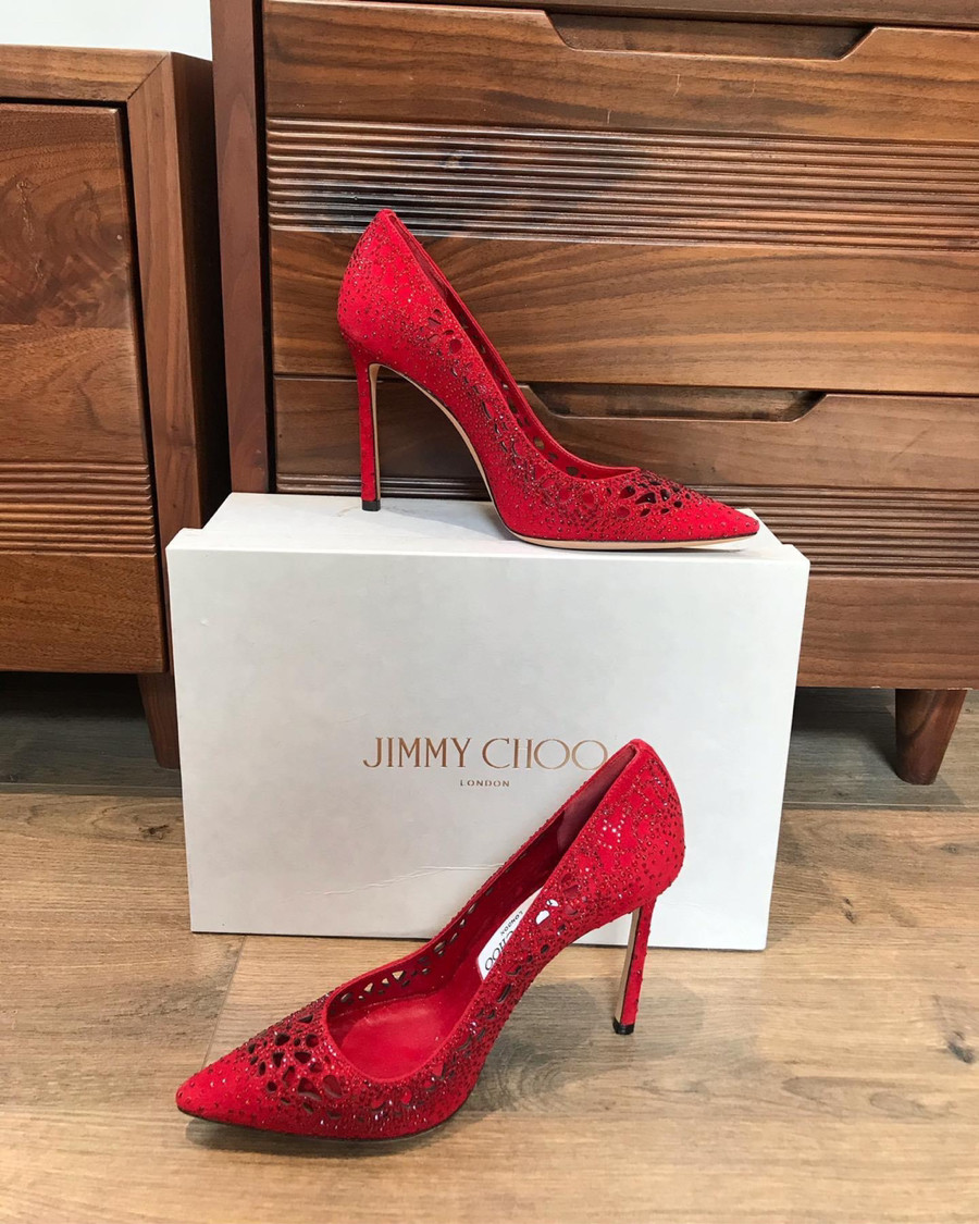 Em sẵn đôi jimmy..choo màu đỏ rất nổi bật và tôn da size 36 1/2. Tình trạng đẹp mới trên 95% new, gót cao 9cm