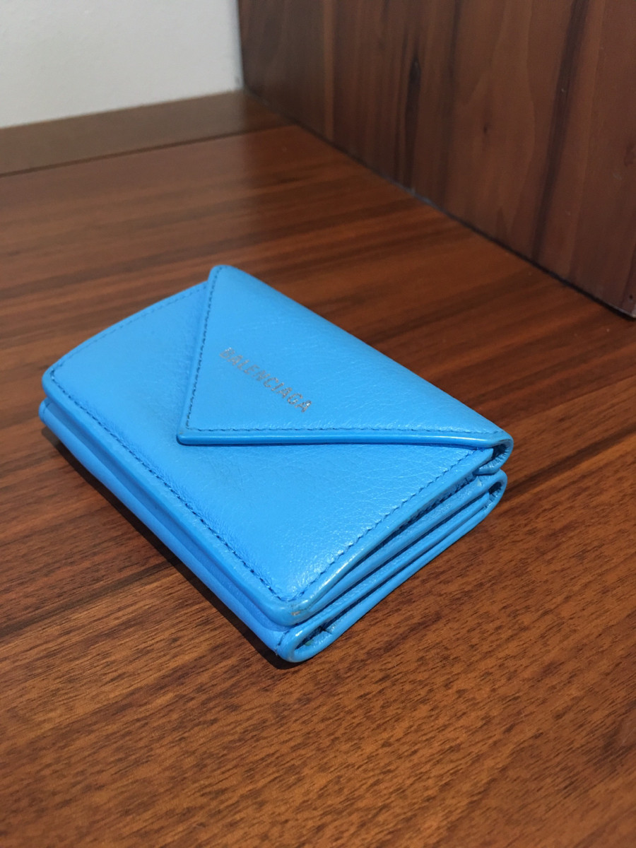 B a le n c i a g a The paper mini 391446 Leather Compact Wallet Blue gập ba ạ . 95%new ngăn nhỏ ngoài có vết bẩn , phần vải có sờn như hình ạ -----