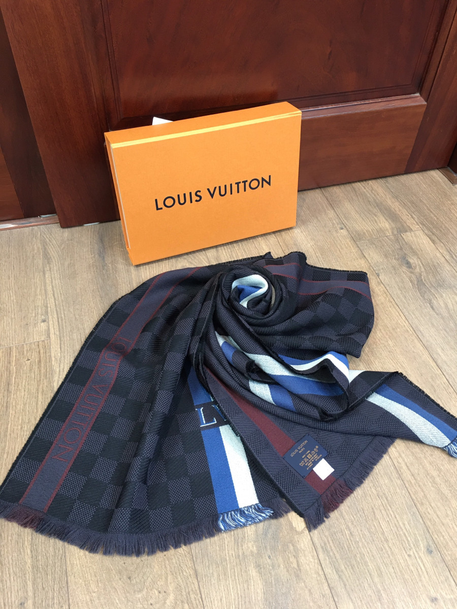 L o u i s V u i t t o n M70339 Echarpe Messager Scarf Wool kèm box còn tag vải ạ  .