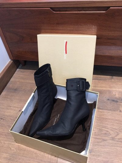 boot đen s e r g i o size 35; cao 7cm . .kèm box ạ . 94% new. phần viền vải có  vết như hình e chụp nhé
