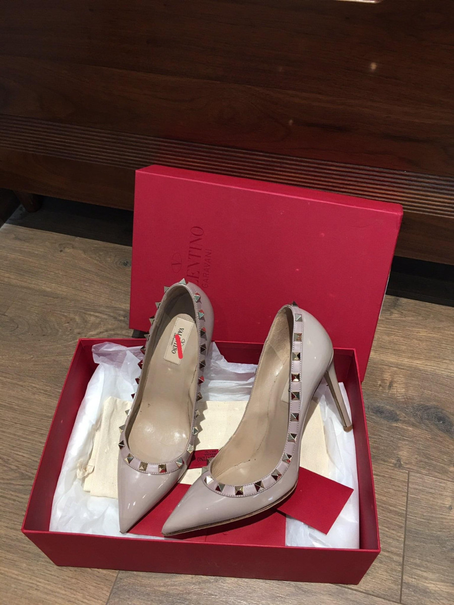Valentino  Rock Studs Patent leather Pumps  size 37 Ladies' Beige .  cao 10cm . pk kèm box + túi vải ạ .  95% new 1 bên gót trong có vết như hình e chụp nhé.