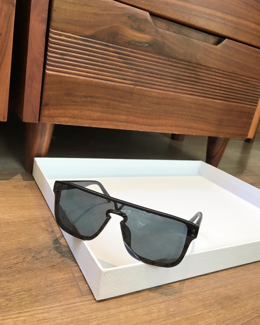 kính lv cho nam ạ, con gái em tháy cá tính thì đeo củng đẹp vì nó k quá to, Tình trạng mới đẹp 96% new. Mặt kính đẹp.