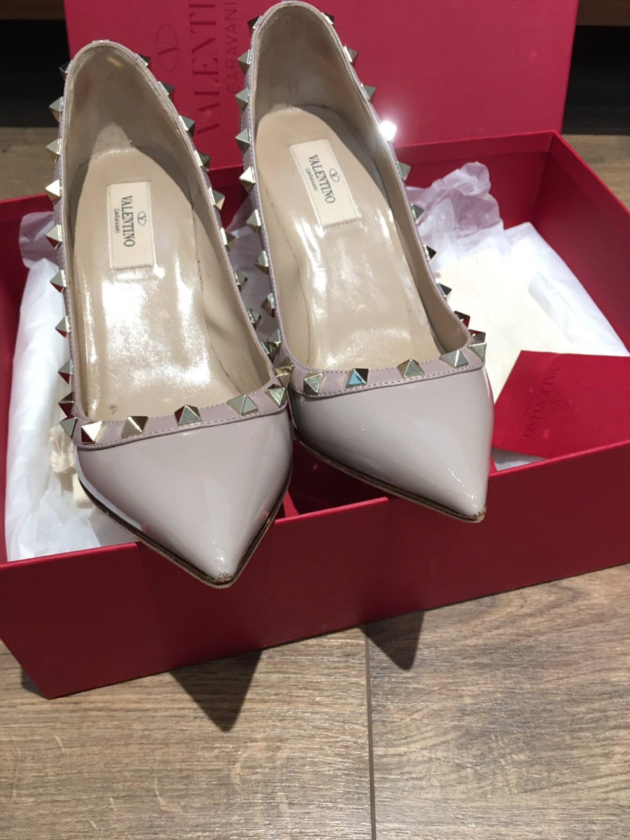 Valentino  Rock Studs Patent leather Pumps  size 37 Ladies' Beige .  cao 10cm . pk kèm box + túi vải ạ .  95% new 1 bên gót trong có vết như hình e chụp nhé.