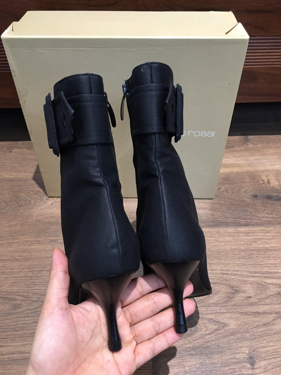 boot đen s e r g i o size 35; cao 7cm . .kèm box ạ . 94% new. phần viền vải có  vết như hình e chụp nhé