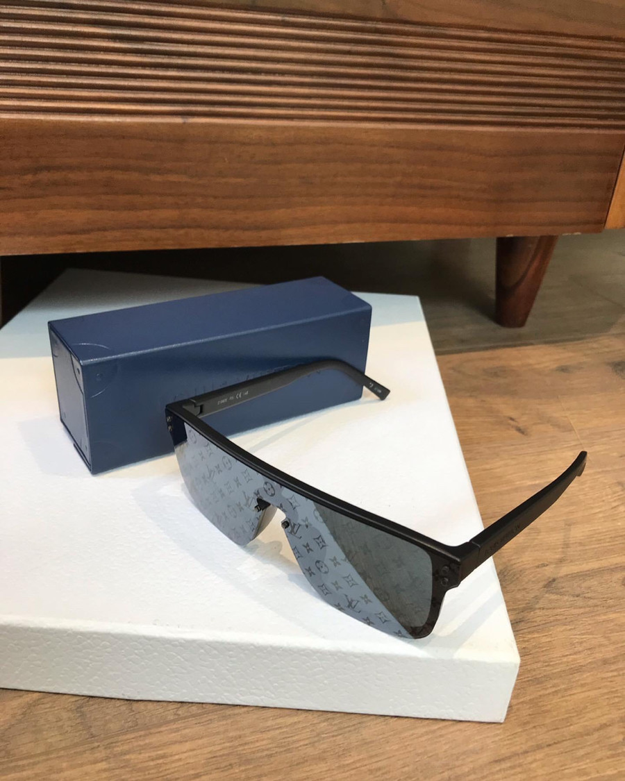 kính lv cho nam ạ, con gái em tháy cá tính thì đeo củng đẹp vì nó k quá to, Tình trạng mới đẹp 96% new. Mặt kính đẹp.
