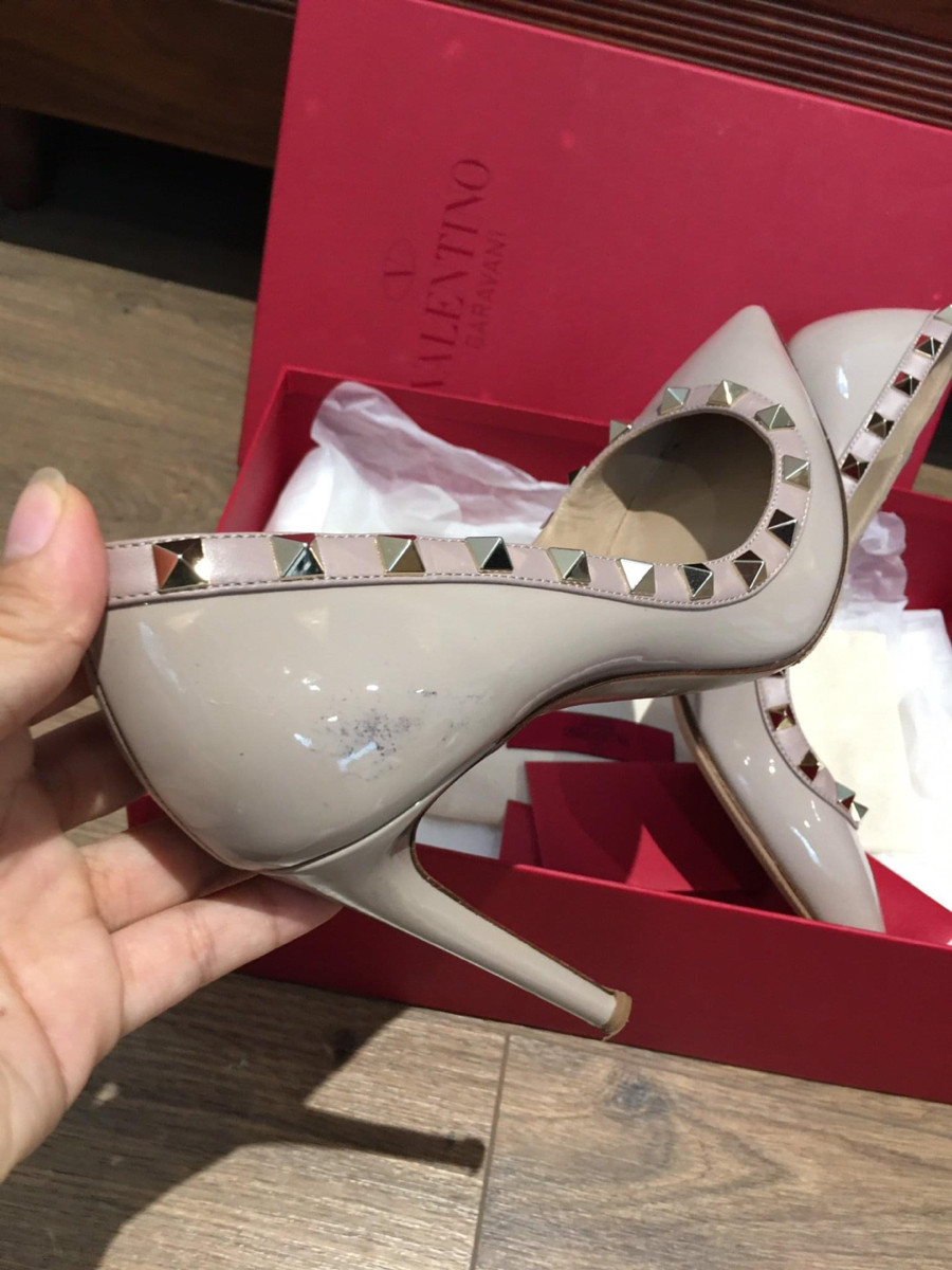Valentino  Rock Studs Patent leather Pumps  size 37 Ladies' Beige .  cao 10cm . pk kèm box + túi vải ạ .  95% new 1 bên gót trong có vết như hình e chụp nhé.