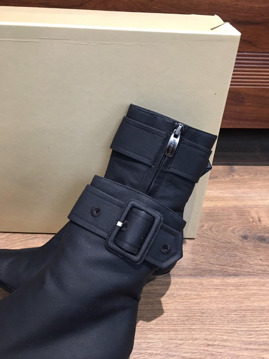 boot đen s e r g i o size 35; cao 7cm . .kèm box ạ . 94% new. phần viền vải có  vết như hình e chụp nhé
