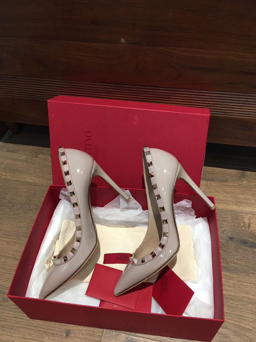 Valentino  Rock Studs Patent leather Pumps  size 37 Ladies' Beige .  cao 10cm . pk kèm box + túi vải ạ .  95% new 1 bên gót trong có vết như hình e chụp nhé.