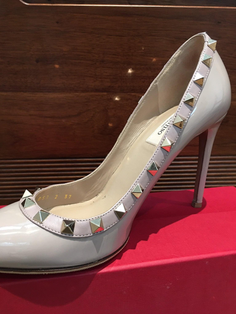 Valentino  Rock Studs Patent leather Pumps  size 37 Ladies' Beige .  cao 10cm . pk kèm box + túi vải ạ .  95% new 1 bên gót trong có vết như hình e chụp nhé.