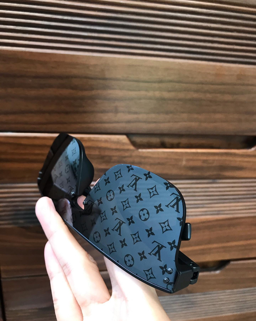 kính lv cho nam ạ, con gái em tháy cá tính thì đeo củng đẹp vì nó k quá to, Tình trạng mới đẹp 96% new. Mặt kính đẹp.