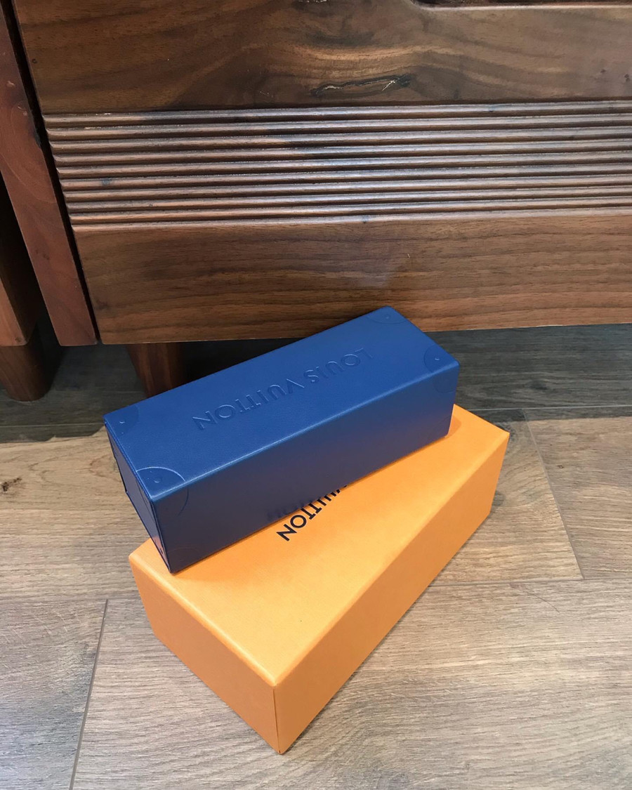kính lv cho nam ạ, con gái em tháy cá tính thì đeo củng đẹp vì nó k quá to, Tình trạng mới đẹp 96% new. Mặt kính đẹp.