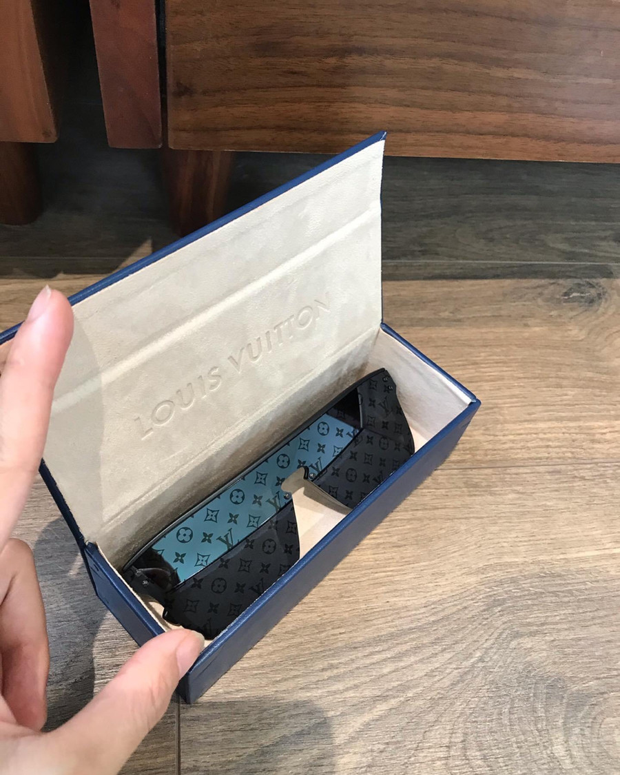 kính lv cho nam ạ, con gái em tháy cá tính thì đeo củng đẹp vì nó k quá to, Tình trạng mới đẹp 96% new. Mặt kính đẹp.