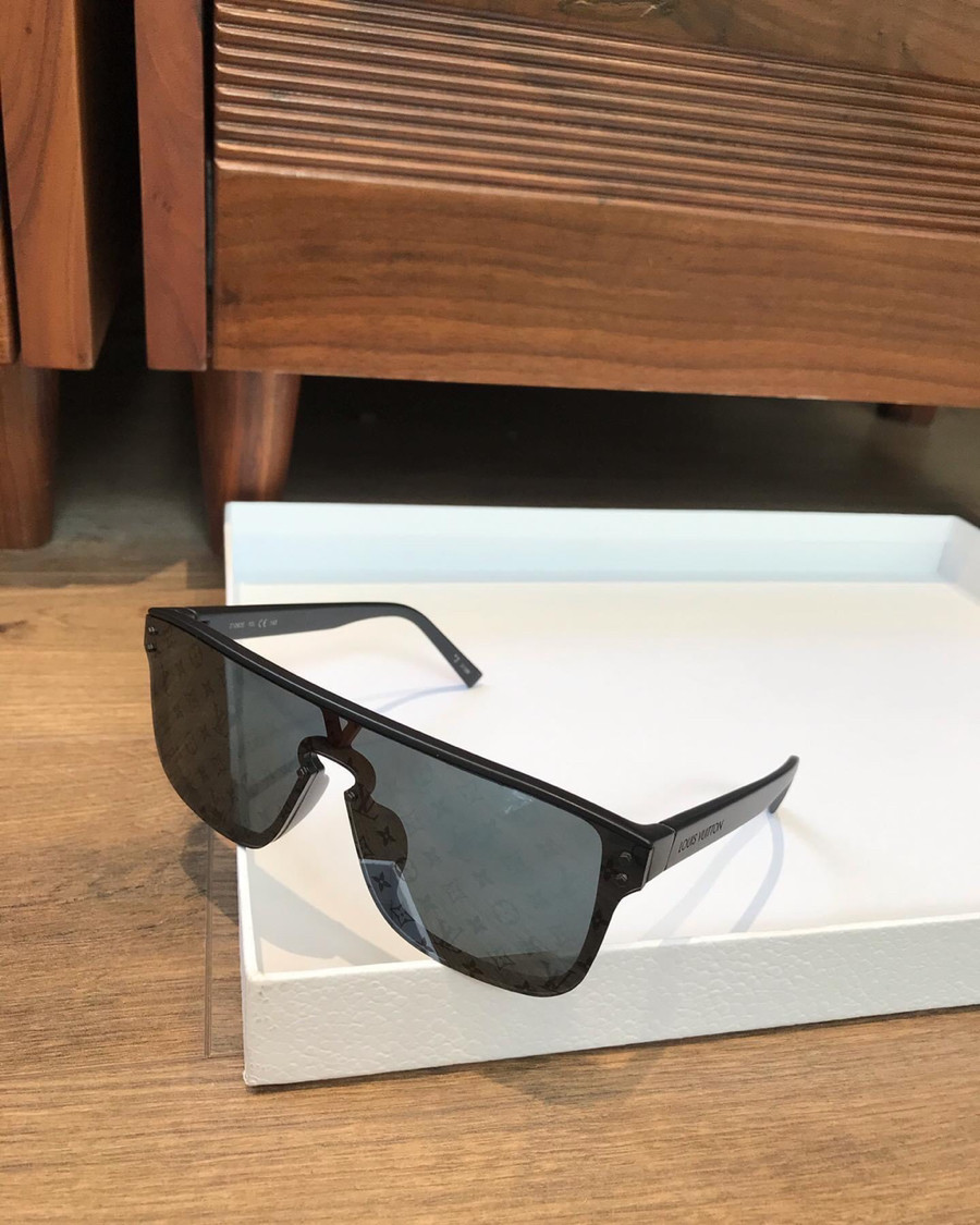 kính lv cho nam ạ, con gái em tháy cá tính thì đeo củng đẹp vì nó k quá to, Tình trạng mới đẹp 96% new. Mặt kính đẹp.