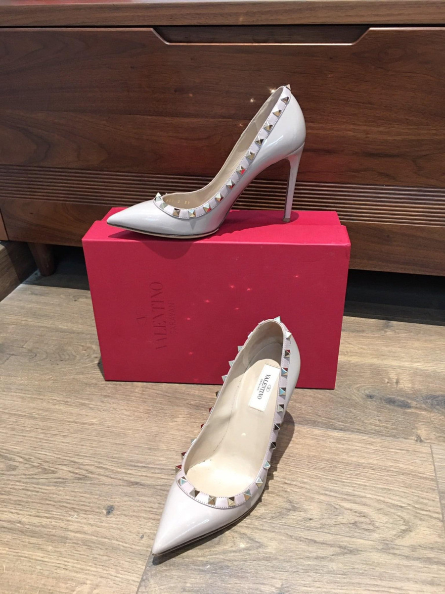 Valentino  Rock Studs Patent leather Pumps  size 37 Ladies' Beige .  cao 10cm . pk kèm box + túi vải ạ .  95% new 1 bên gót trong có vết như hình e chụp nhé.