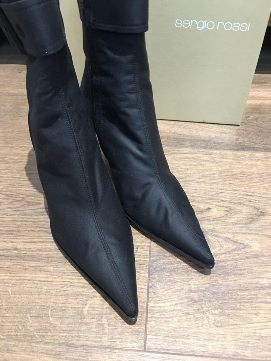 boot đen s e r g i o size 35; cao 7cm . .kèm box ạ . 94% new. phần viền vải có  vết như hình e chụp nhé