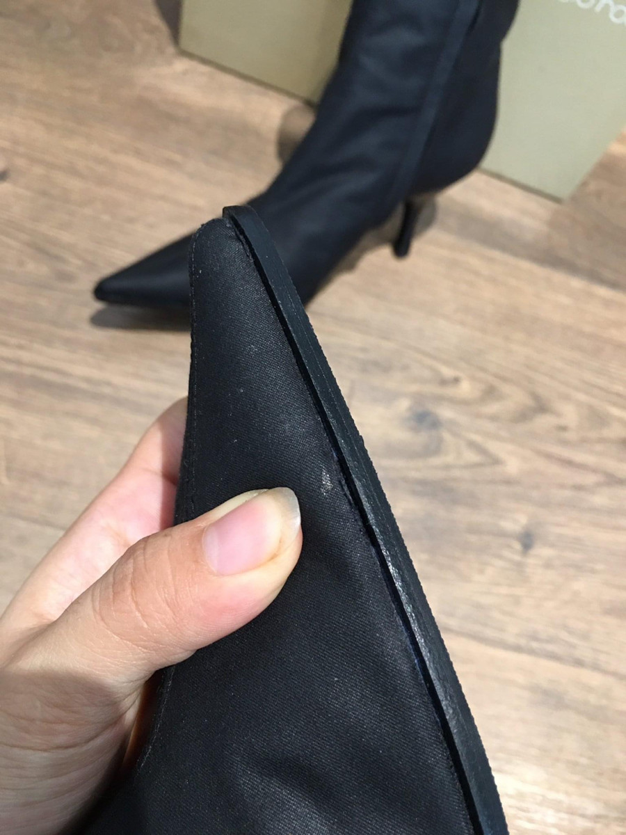 boot đen s e r g i o size 35; cao 7cm . .kèm box ạ . 94% new. phần viền vải có  vết như hình e chụp nhé