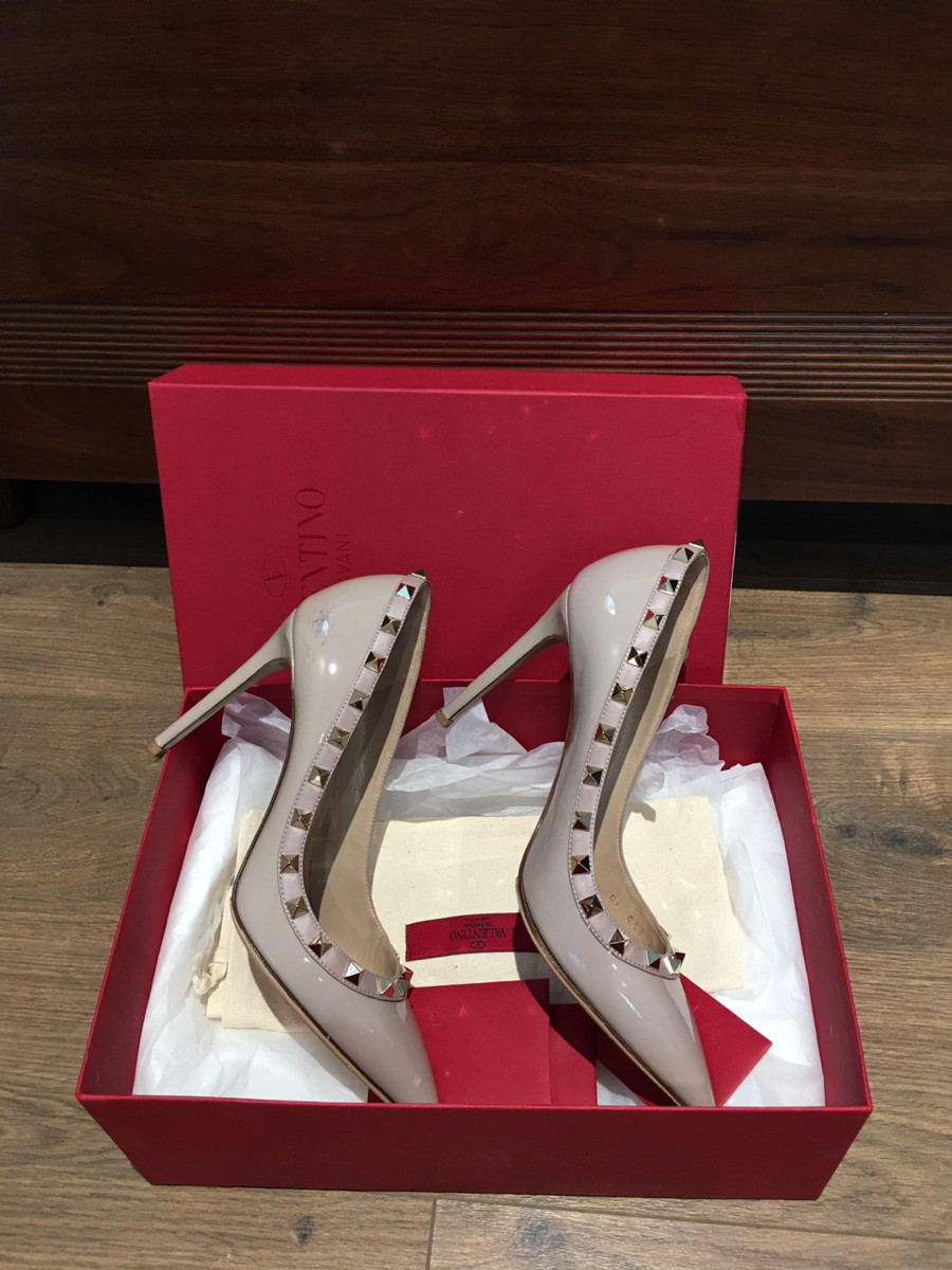 Valentino  Rock Studs Patent leather Pumps  size 37 Ladies' Beige .  cao 10cm . pk kèm box + túi vải ạ .  95% new 1 bên gót trong có vết như hình e chụp nhé.