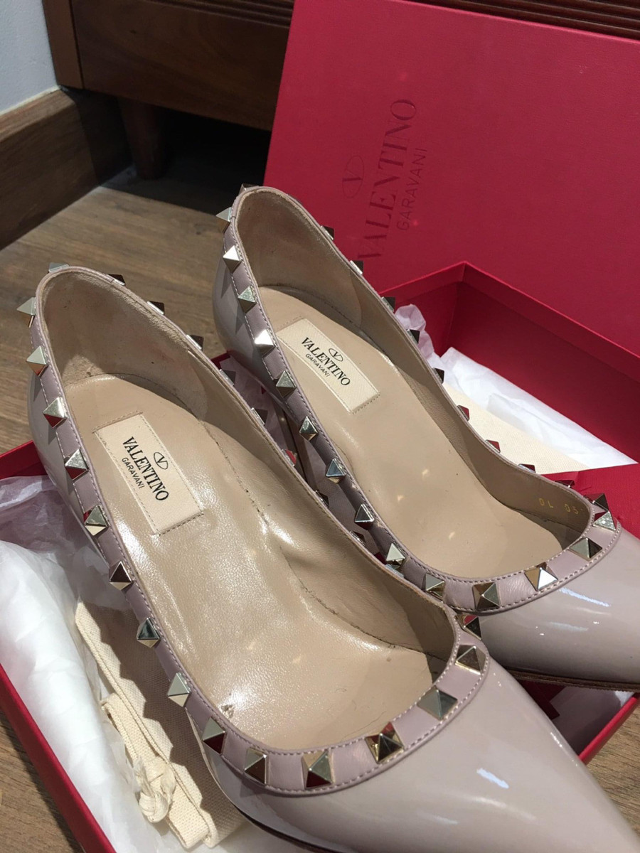 Valentino  Rock Studs Patent leather Pumps  size 37 Ladies' Beige .  cao 10cm . pk kèm box + túi vải ạ .  95% new 1 bên gót trong có vết như hình e chụp nhé.