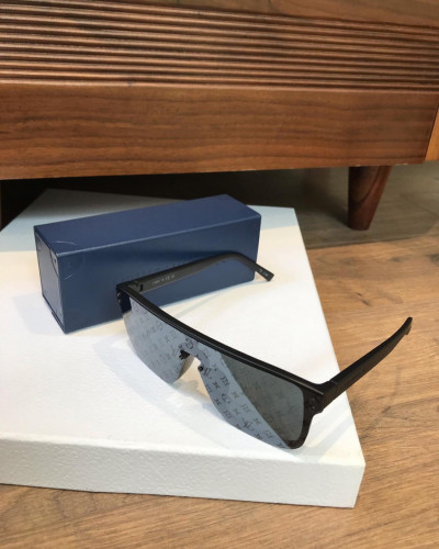 kính lv cho nam ạ, con gái em tháy cá tính thì đeo củng đẹp vì nó k quá to, Tình trạng mới đẹp 96% new. Mặt kính đẹp.