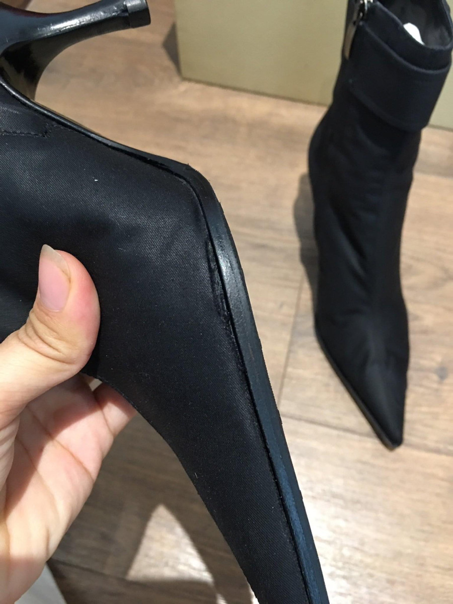 boot đen s e r g i o size 35; cao 7cm . .kèm box ạ . 94% new. phần viền vải có  vết như hình e chụp nhé