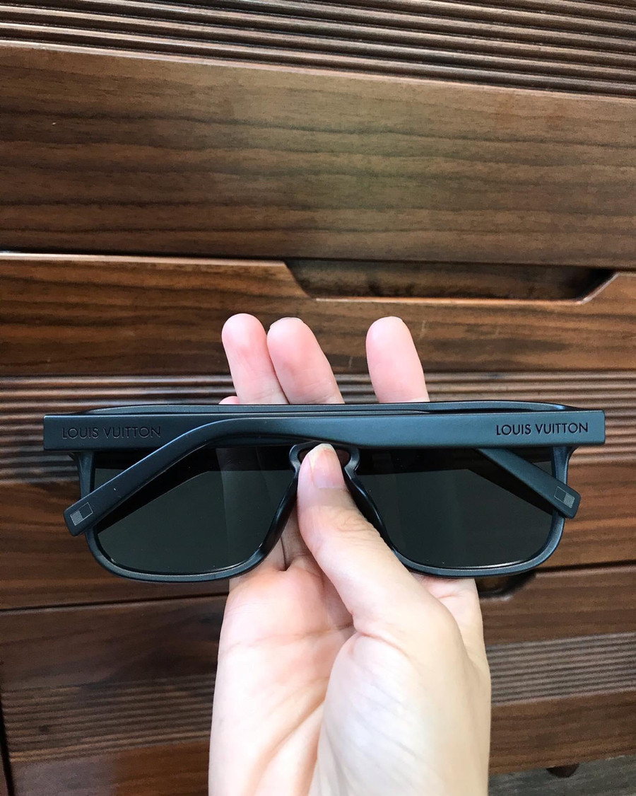 kính lv cho nam ạ, con gái em tháy cá tính thì đeo củng đẹp vì nó k quá to, Tình trạng mới đẹp 96% new. Mặt kính đẹp.