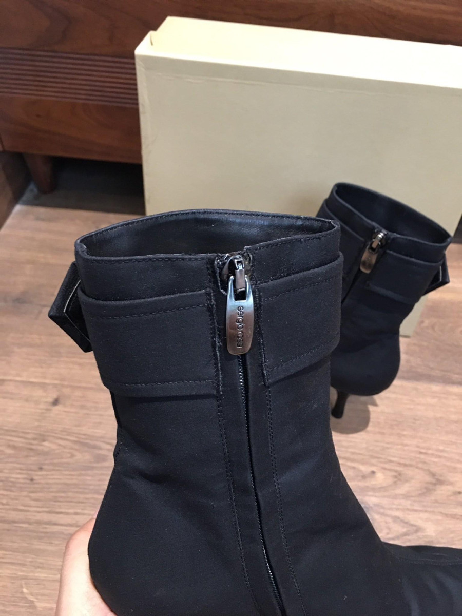 boot đen s e r g i o size 35; cao 7cm . .kèm box ạ . 94% new. phần viền vải có  vết như hình e chụp nhé