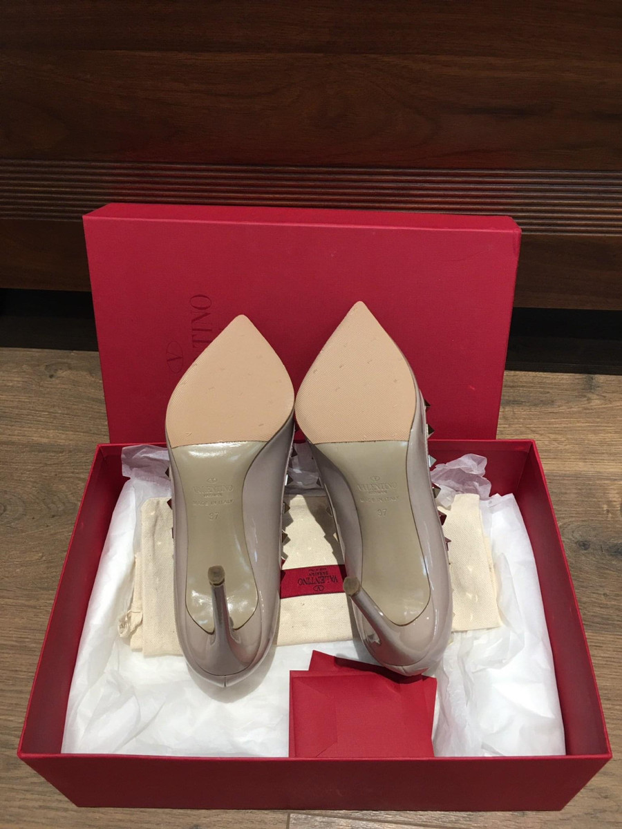 Valentino  Rock Studs Patent leather Pumps  size 37 Ladies' Beige .  cao 10cm . pk kèm box + túi vải ạ .  95% new 1 bên gót trong có vết như hình e chụp nhé.