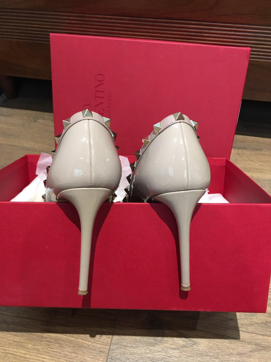 Valentino  Rock Studs Patent leather Pumps  size 37 Ladies' Beige .  cao 10cm . pk kèm box + túi vải ạ .  95% new 1 bên gót trong có vết như hình e chụp nhé.
