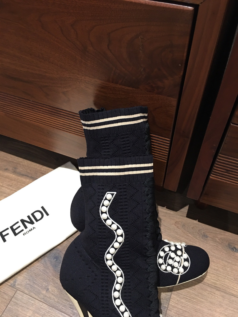 EM SẴN  boots cho chị em chân cám đây nè. ＦＥＮＤＩ đen đính trai đẹp lắm luôn ạ .  size 40 nhưng chân 38.5-39 bon chen được nha. tình trạng trưng bày chưa dùng ạ . cao 11cm  ạ .