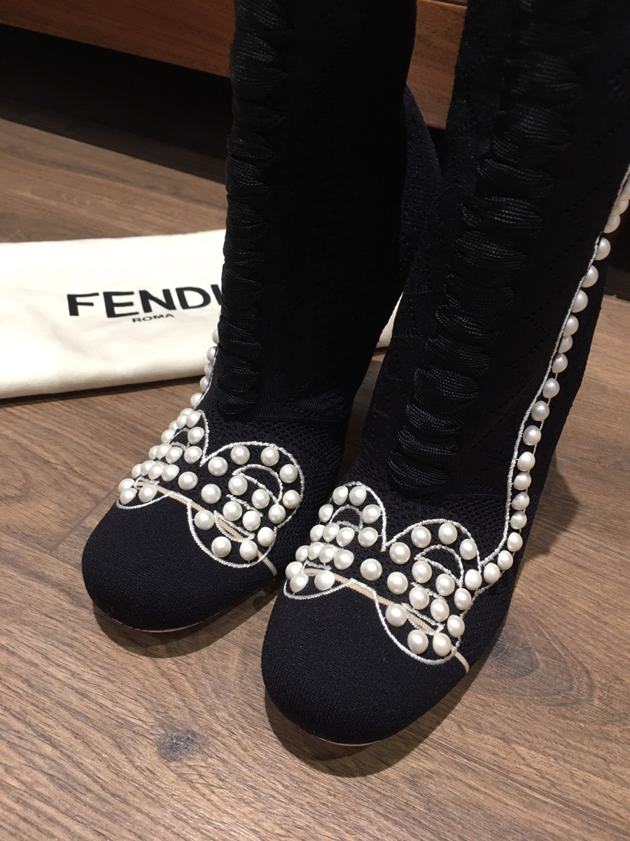 EM SẴN  boots cho chị em chân cám đây nè. ＦＥＮＤＩ đen đính trai đẹp lắm luôn ạ .  size 40 nhưng chân 38.5-39 bon chen được nha. tình trạng trưng bày chưa dùng ạ . cao 11cm  ạ .