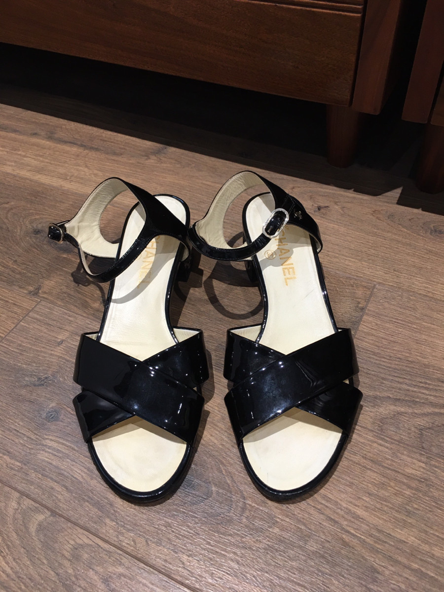 Sẵn sandal  ＣＨＡＮＥＬđen dành cho chị em chân cám ạ .   size 39 ; cao 5cm . 95% new mép dưới quai cài có vết nhỏ k đáng kế như hình e khoanh ấy ạ  ( form bé chân 38 đi được nha)