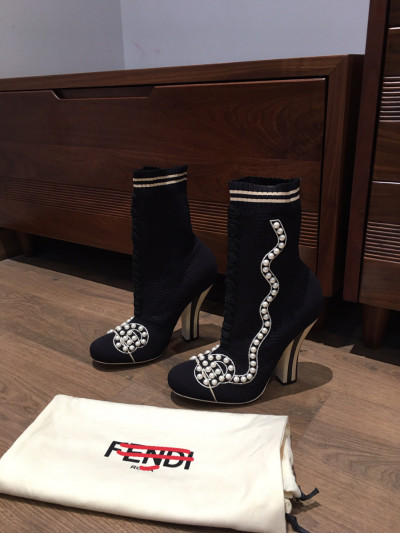 EM SẴN  boots cho chị em chân cám đây nè. ＦＥＮＤＩ đen đính trai đẹp lắm luôn ạ .  size 40 nhưng chân 38.5-39 bon chen được nha. tình trạng trưng bày chưa dùng ạ . cao 11cm  ạ .