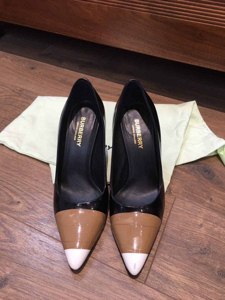 B U R B E R R Y pumps cap toe switching leather pointed toe high heels size 36  black beige m ade in It aly"; cao 8cm . 94% new.