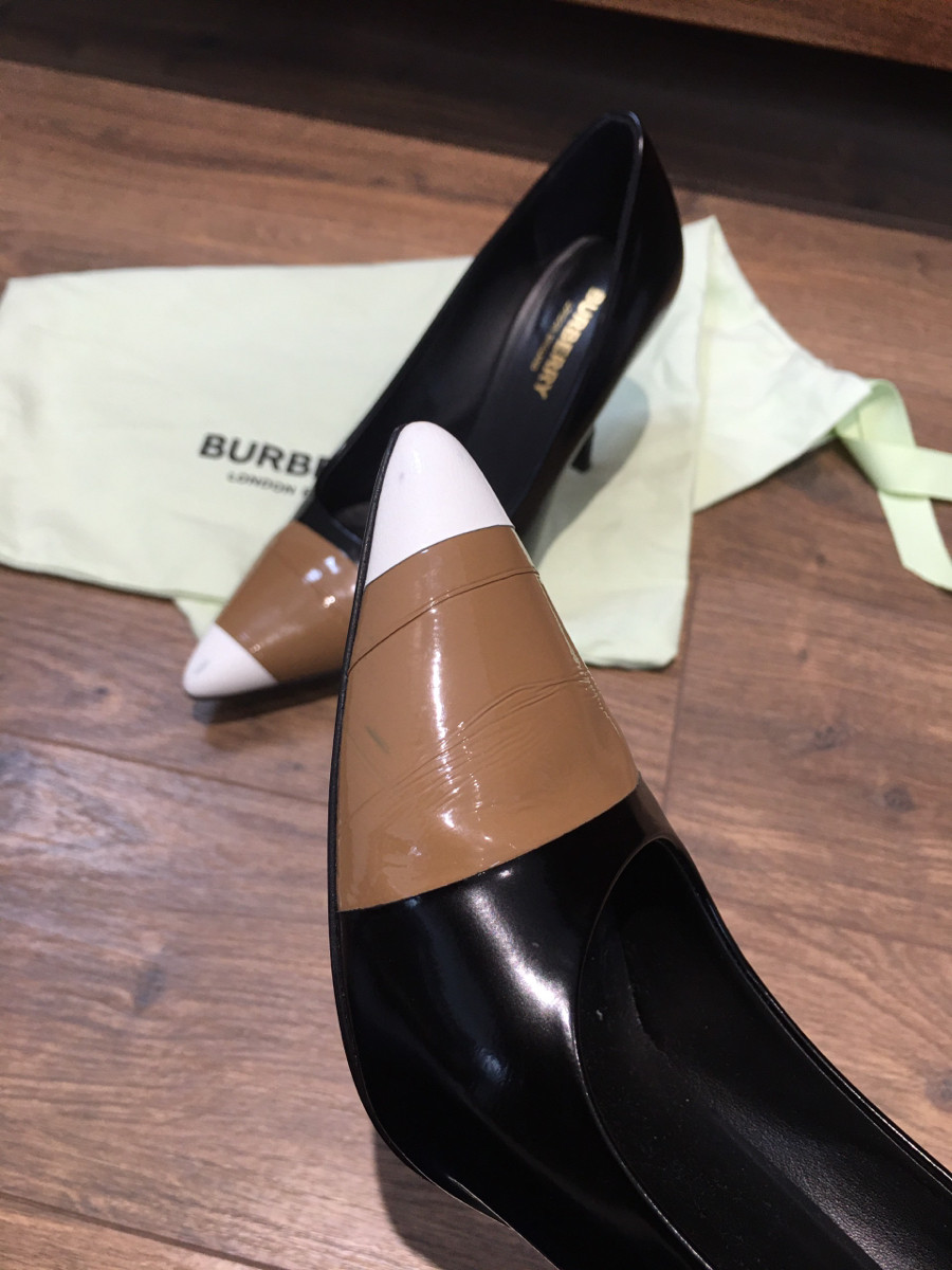 B U R B E R R Y pumps cap toe switching leather pointed toe high heels size 36  black beige m ade in It aly"; cao 8cm . 94% new.