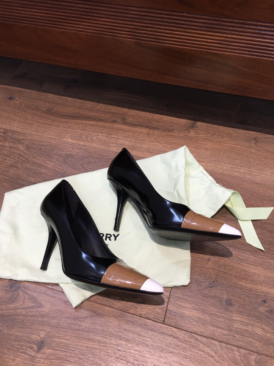 B U R B E R R Y pumps cap toe switching leather pointed toe high heels size 36  black beige m ade in It aly"; cao 8cm . 94% new.