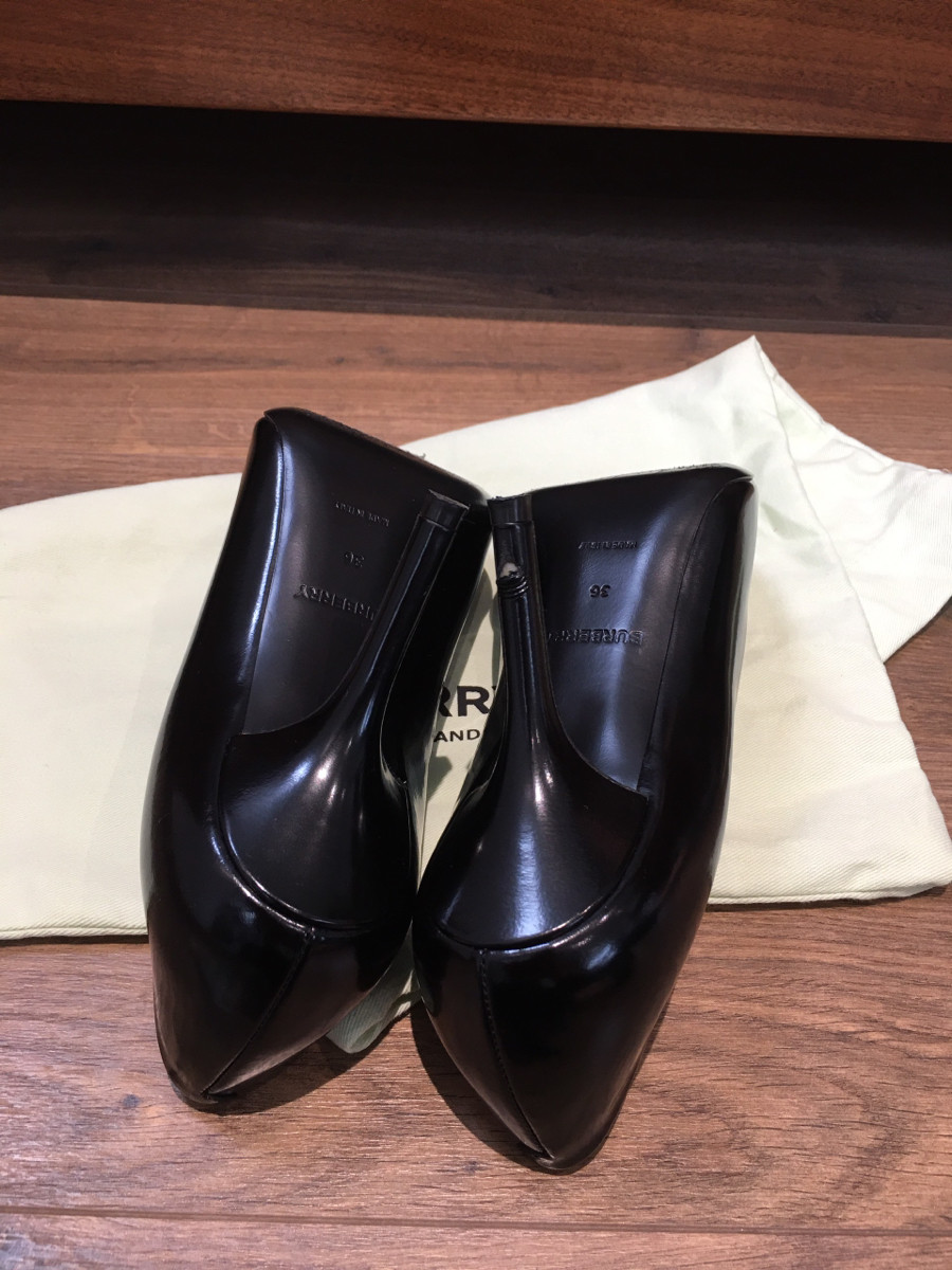 B U R B E R R Y pumps cap toe switching leather pointed toe high heels size 36  black beige m ade in It aly"; cao 8cm . 94% new.