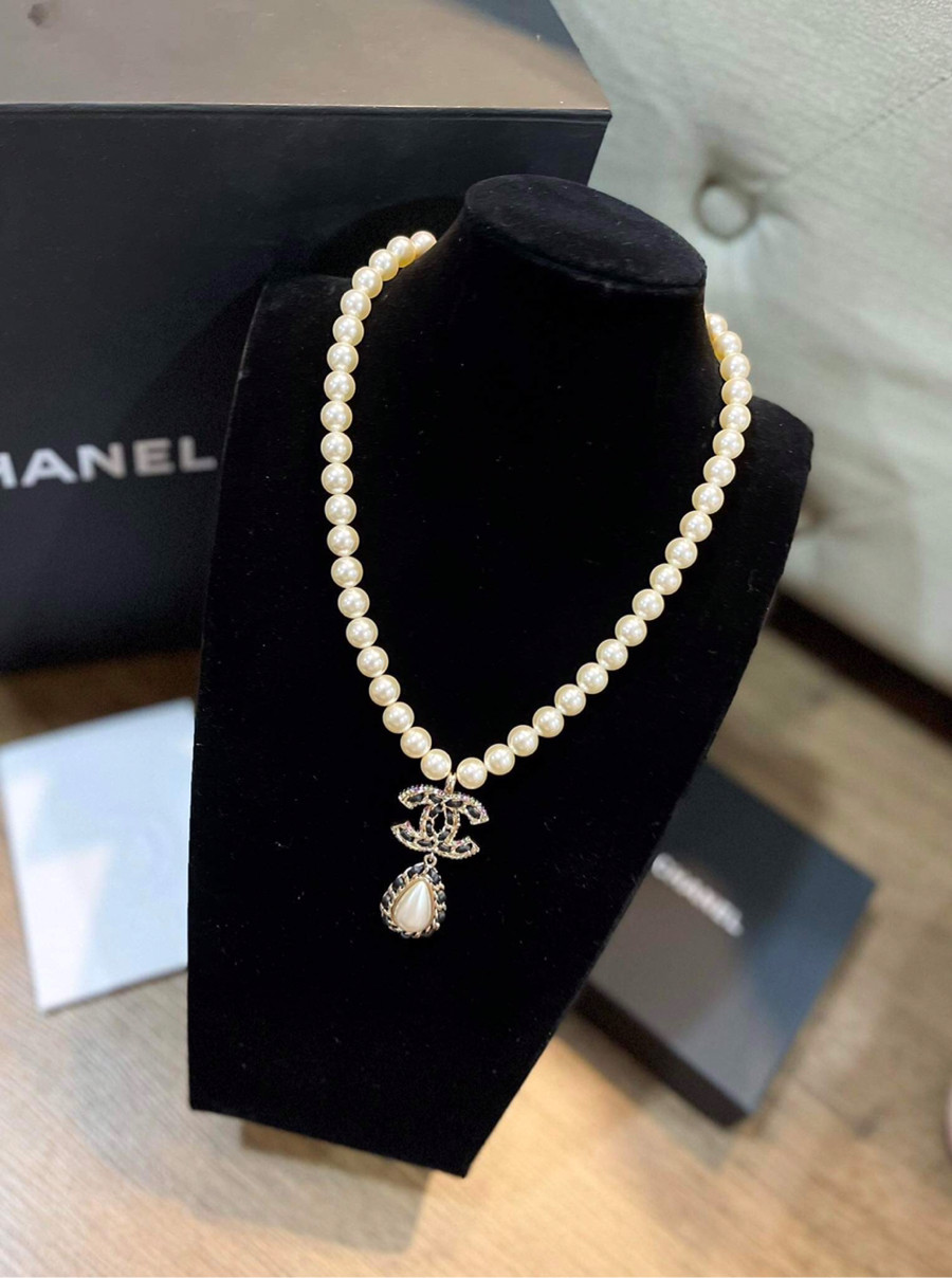 Chocker chanel trai trắng đính charm cc da fullset